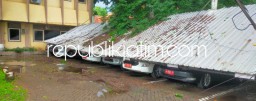 Hujan Deras Disertai Es dan Angin Kencang, 7 Mobil Pejabat Sidoarjo dan Puluhan Motor Tertimpa Atap Kanopi