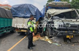 Dua Truk Adu Banteng di Balongbendo Picu Kemacetan Berjam-Jama, Dua Sopir Terluka Dilarikan Rumah Sakit