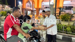 Sahur On The Road SMA Al Muslim, Berbagi Makan Sahur di Masjid Agung Sidoarjo Tumbuhkan Rasa Peduli Sesama