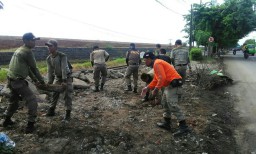 Kembalikan RTH, Satpol PP Sidoarjo Tertibkan Puluhan Bangli