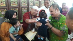 Dinsos Jatim Serahkan Belasan Anak Terlantar ke Orangtua Asuh