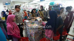 Peringati HUT Bhayangkara ke 73, Satlantas Polres Ngawi Ajak Puluhan Anak Yatim Piatu Belanja Gratis