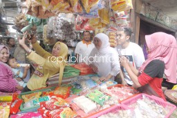 Khofifah Sambangi Pasar dan Sentra Ekonomi Jadi Ajang Selfie
