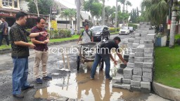 Pengembang Perum Deltasari Mulai Bangun Jalan Rusak Berat
