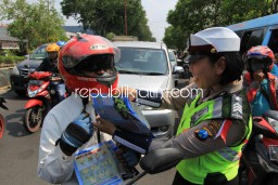 Lantas Sidoarjo Bagikan Brosur Keamanan Berkendara dan Klik Helm Pengguna Motor