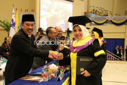 Istri Wabup Sidoarjo Raih Gelar S Pd, Masuk Lulusan Terbaik