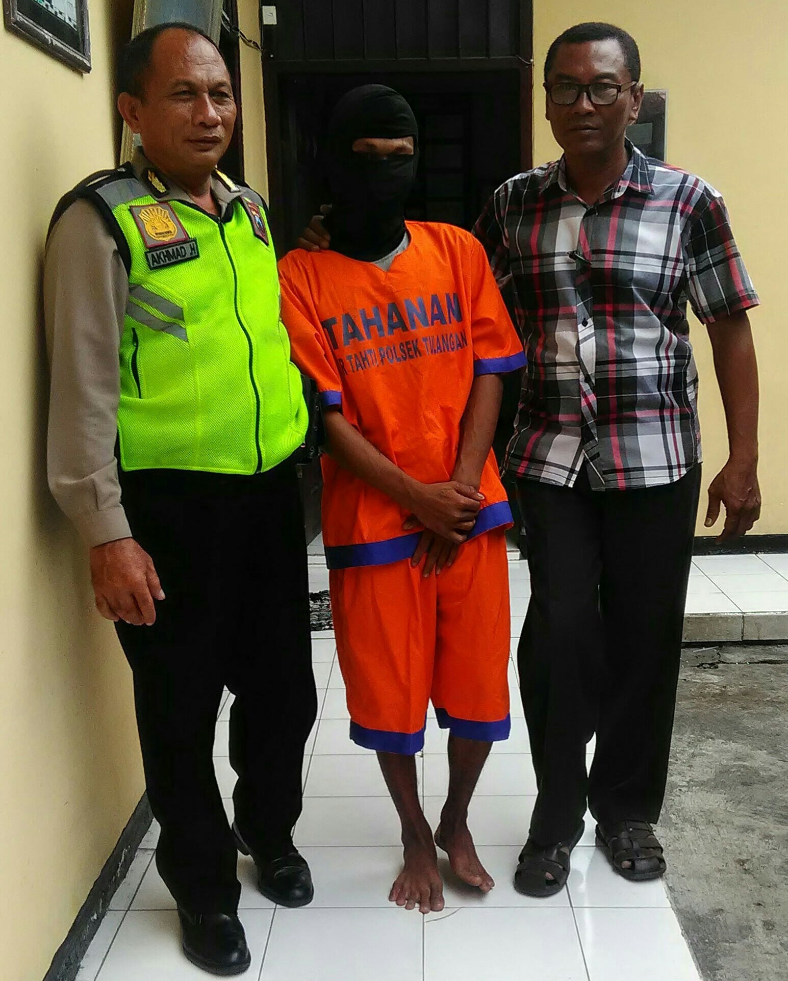 CABUL - Tersangka pencabulan, Edi Wibowo digelandang petugas Polsek Tulangan untuk dimintai keterangan, Rabu (15/11/2017).