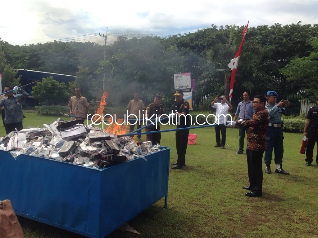 DIMUSNAHKAN - Sebanyak 32.189.360 batang rokok ilegal yang tak dilengkapi pita cukai dan menggunakan cukai bekas serta palsu dimusnahkan di halaman Kanwil DJBC Jatim I, Selasa (19/12/2017).