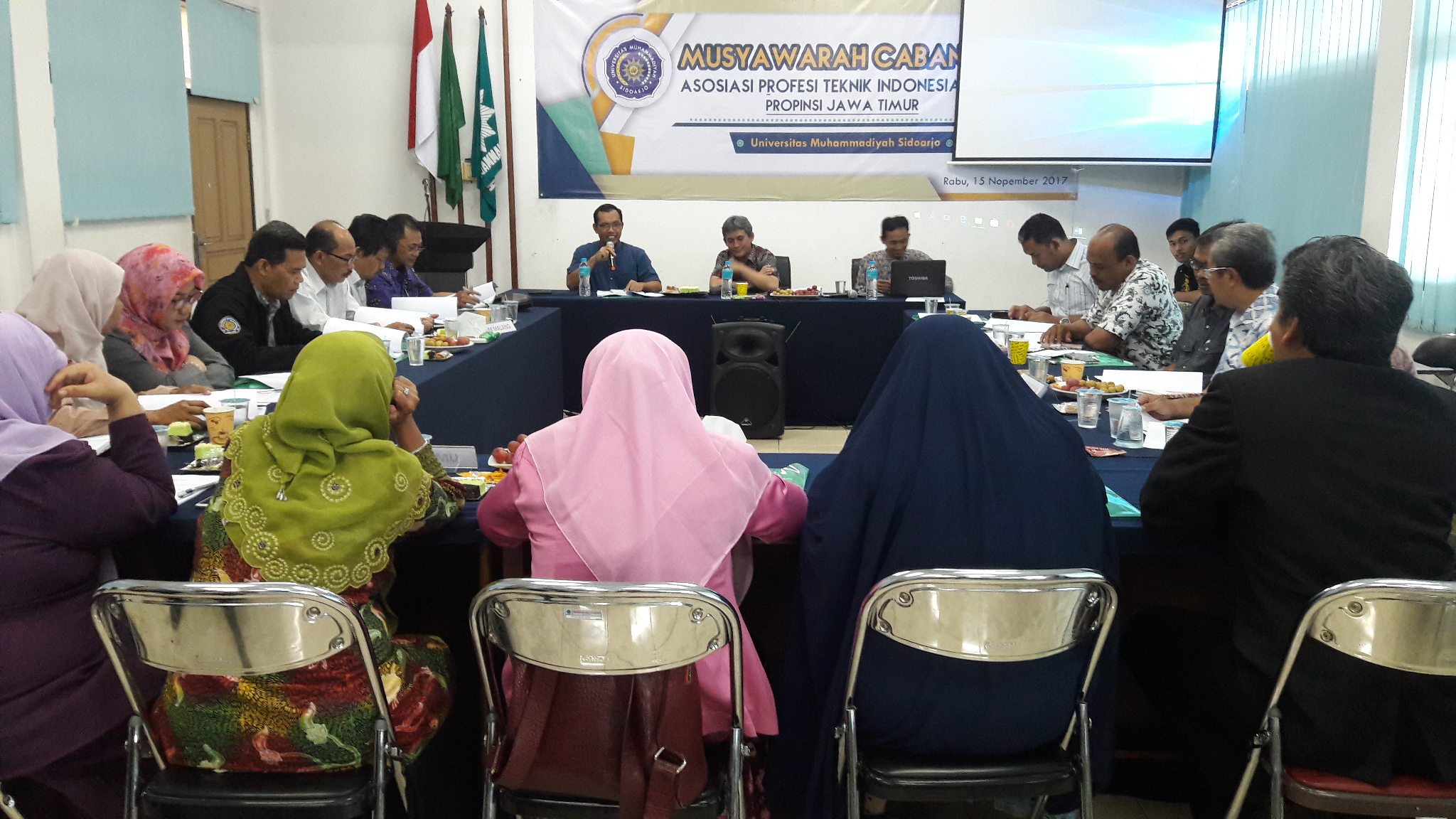 MUSYAWARAH - Sekitar 50 anggota Asosiasi Profesi Teknik Indonesia (APTI) Propinsi Jawa Timur menggelar Musyawarah Cabang (Muscab) I di Universitas Muhammadiyah Sidoarjo (Umsida) untuk menguatkan profesi, Rabu (15/11/2017).
