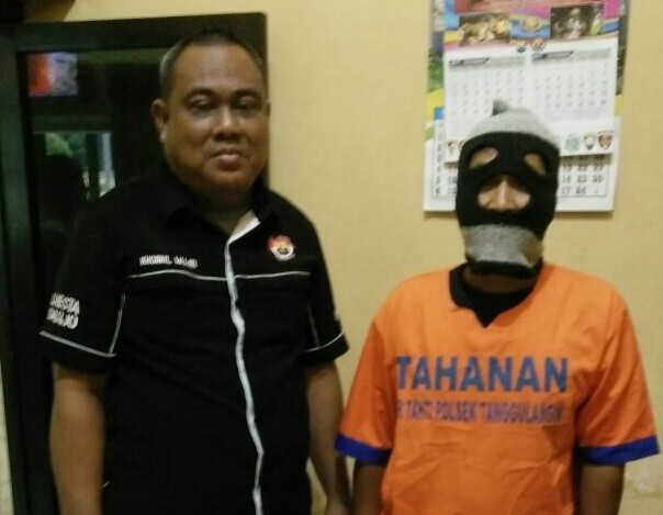 PENGEPUL - Tersangka judi togel, Achmad Syahri diamankan petugas Polsek Tanggulangin bersama barang buktinya, Selasa (28/11/2017).