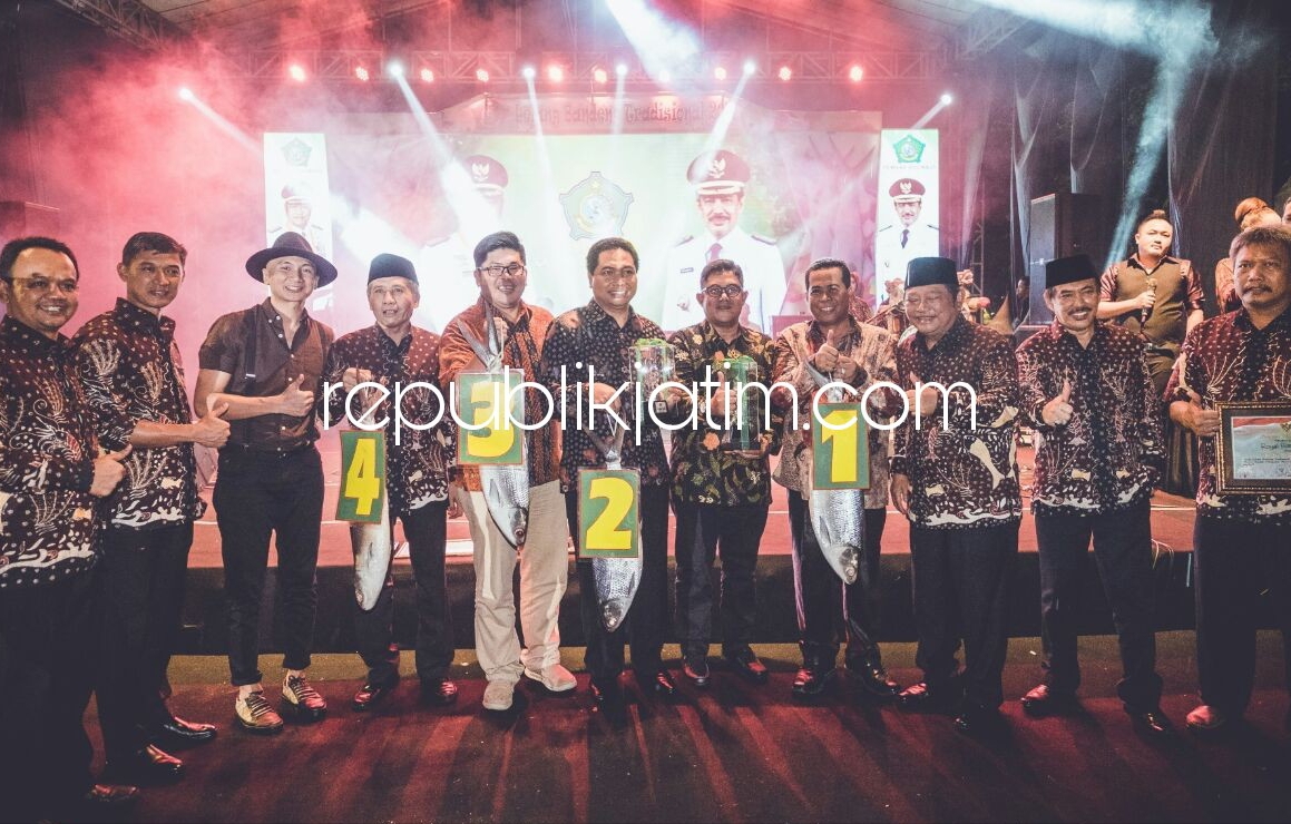 PEMENANG - Bupati Sidoarjo, Saiful Ilah menyerahkan bandengan ke para pemenang Lelang Bandeng Kawak Tahun 2017 mendapatkan bandeng yang dikonteskan dengan berat 5,24 kilogram hingga 7,70 kilogram, Rabu (06/12/2017) malam.