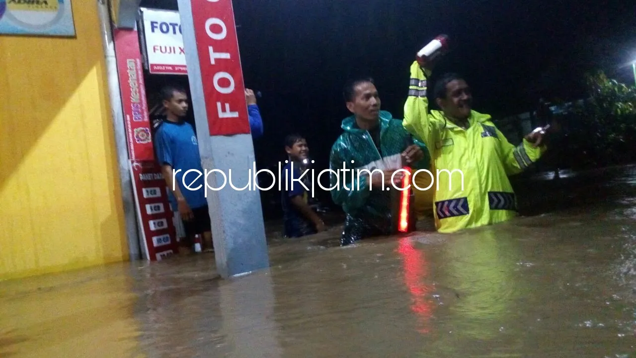 BANJIR - Banjir setinggi pinggang orang dewasa melanda wilayah Kecamatan Rejoso, Kabupaten Nganjuk, Senin (19/02/2018) malam.