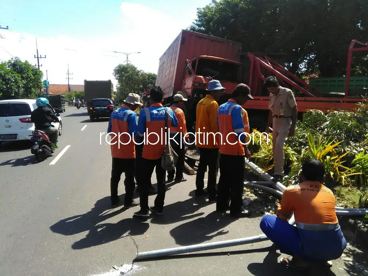 Sopir Ngantuk, Ditegur Kenek Truk Ekspedisi Jumping Robohkan PJU