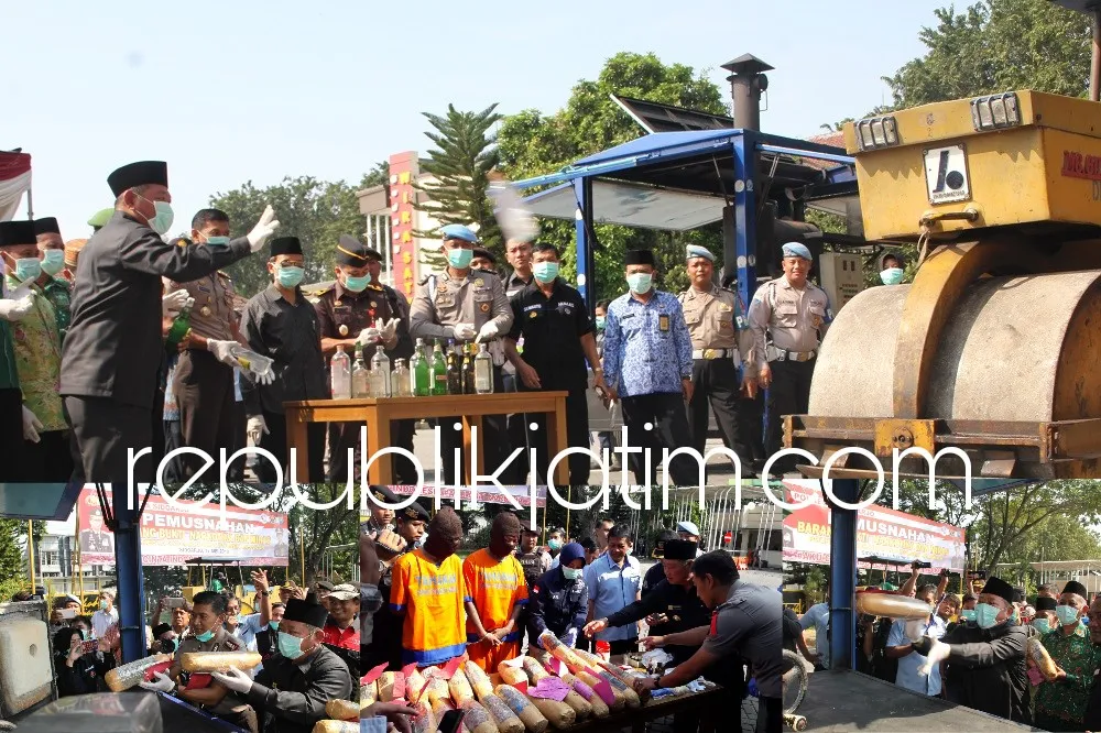 DIMUSNAHKAN - Sebanyak 20,3 kilogram ganja dan 1.858 botol minuman keras (miras) dimusnahkan di halaman Polresta Sidoarjo menggunakan insinerator dan alat berat, Kamis (17/05/2018).