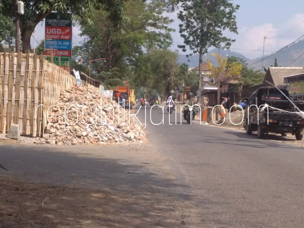 Material Ditaruh Sembarangan, 2 Proyek Tanpa Nama di Bungkal Dikecam Warga