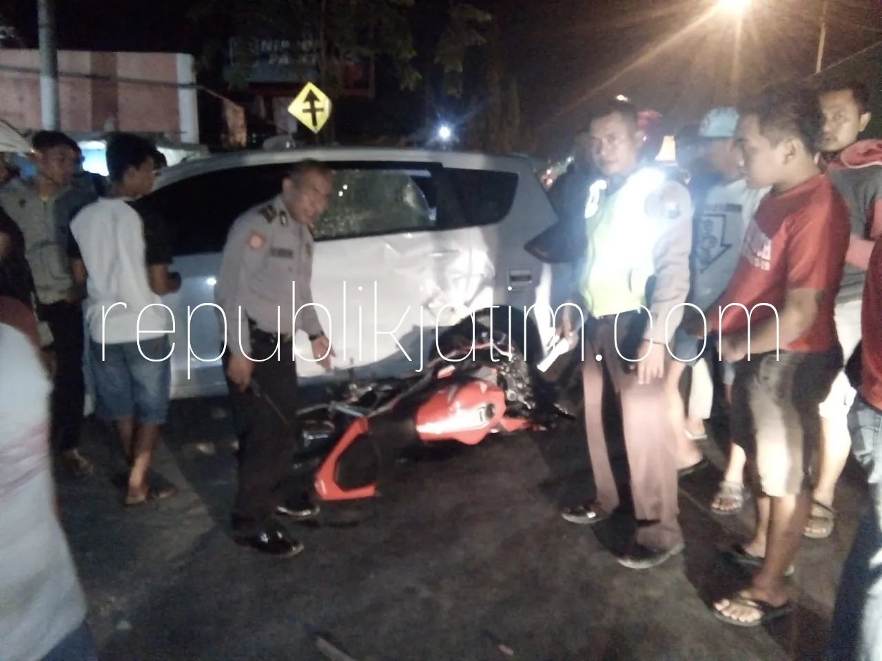Tabrak Suzuki Ertiga Honda CBR Ringsek, Pengendara Dilarikan Rumah Sakit