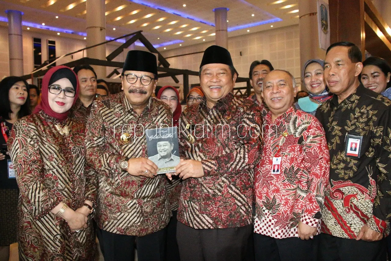 Gubernur Jatim Apresiasi Buku Biografi Bupati Sidoarjo Bloko Suto