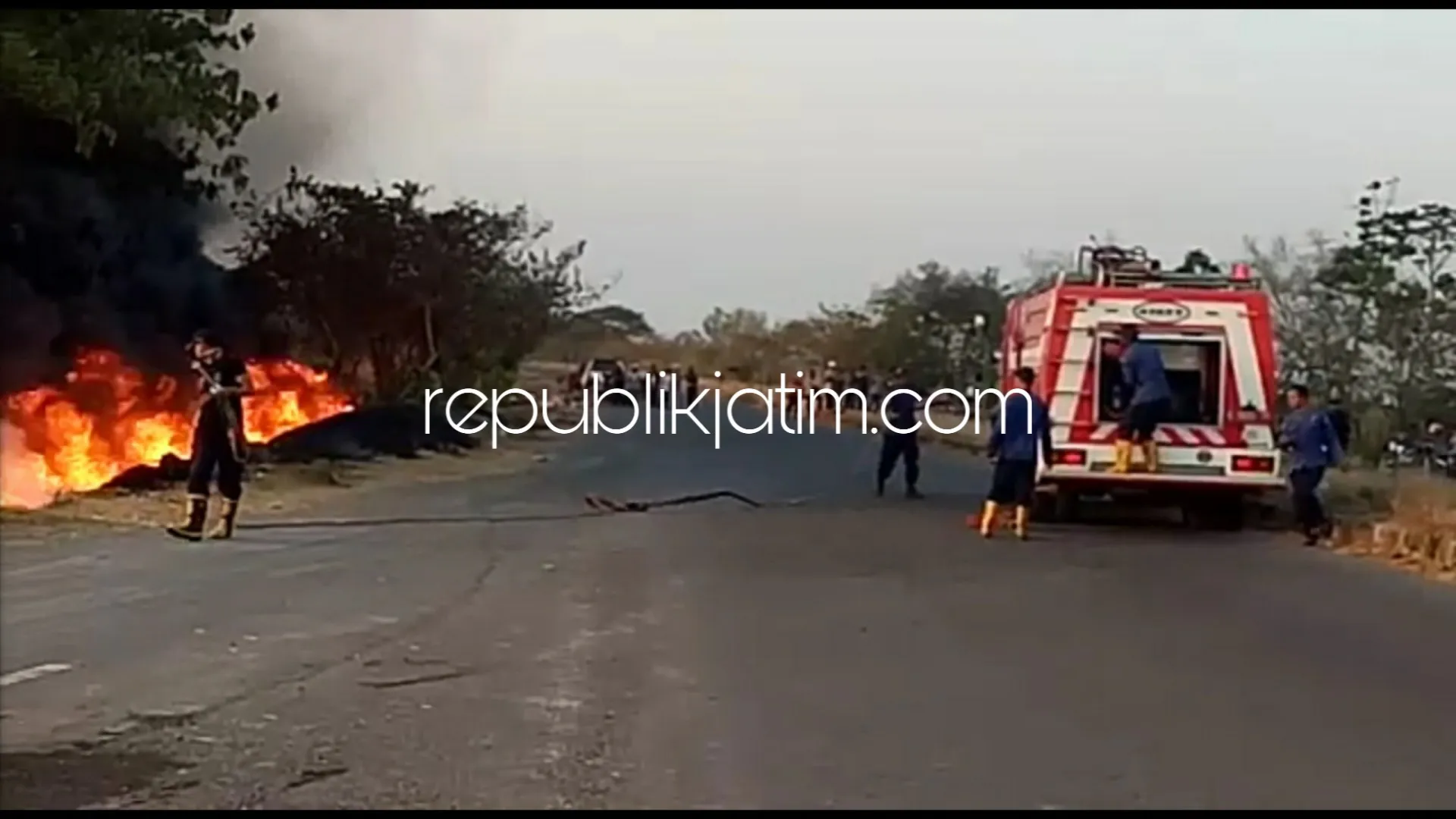 Ilalang di Exit Tol Lama Jabon Terbakar, Bakar Pipa Pembuangan Lumpur