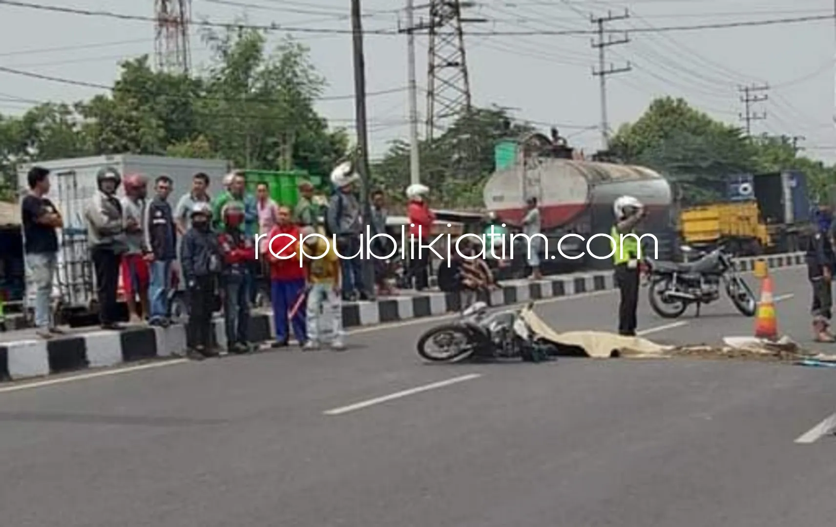 Pengendara Motor Tewas Tertabrak Truk di Samping Tol Waru
