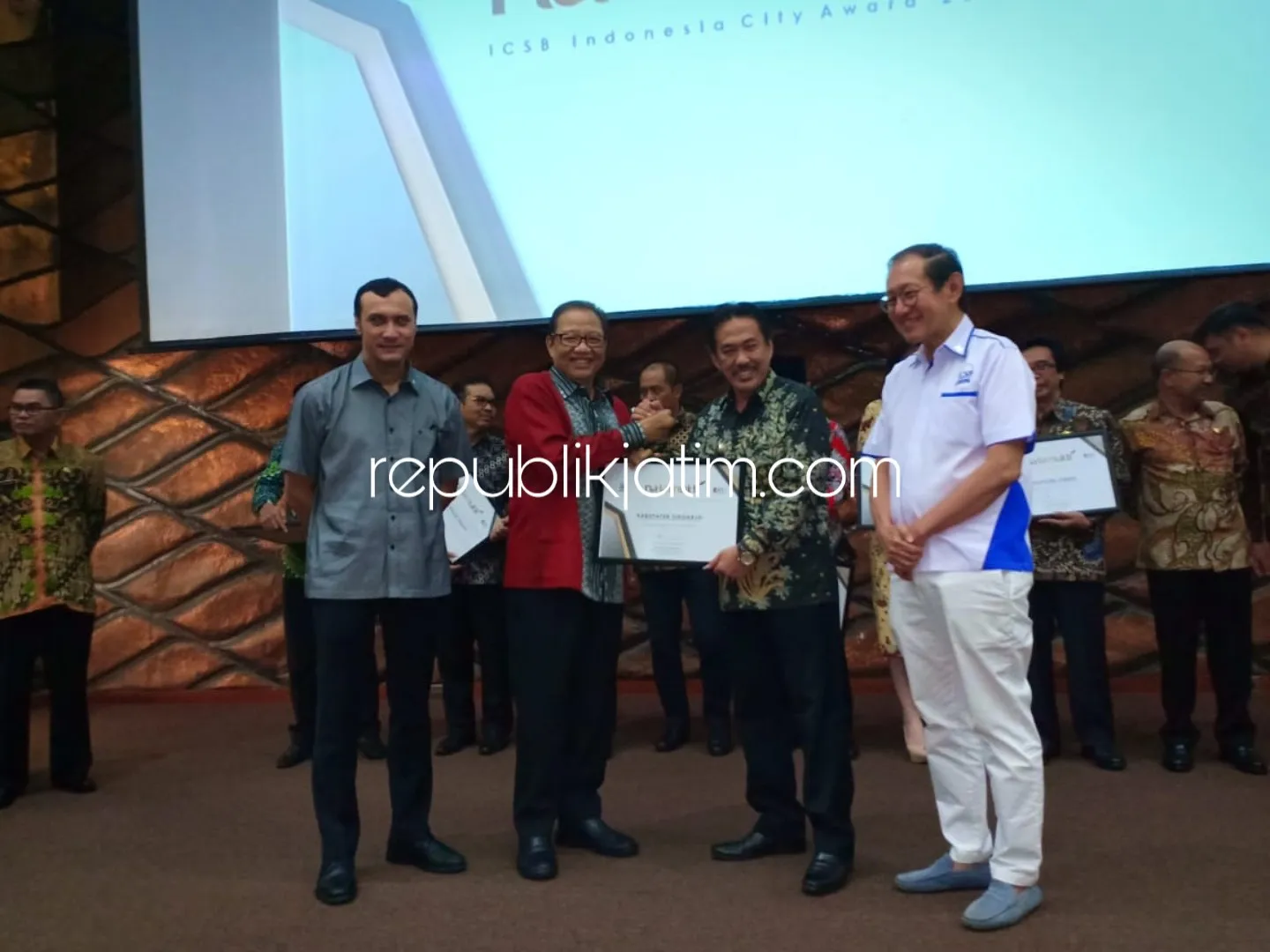 Sukses Kembangkan UMKM, Pemkab Sidoarjo Raih Penghargaan Natamukti