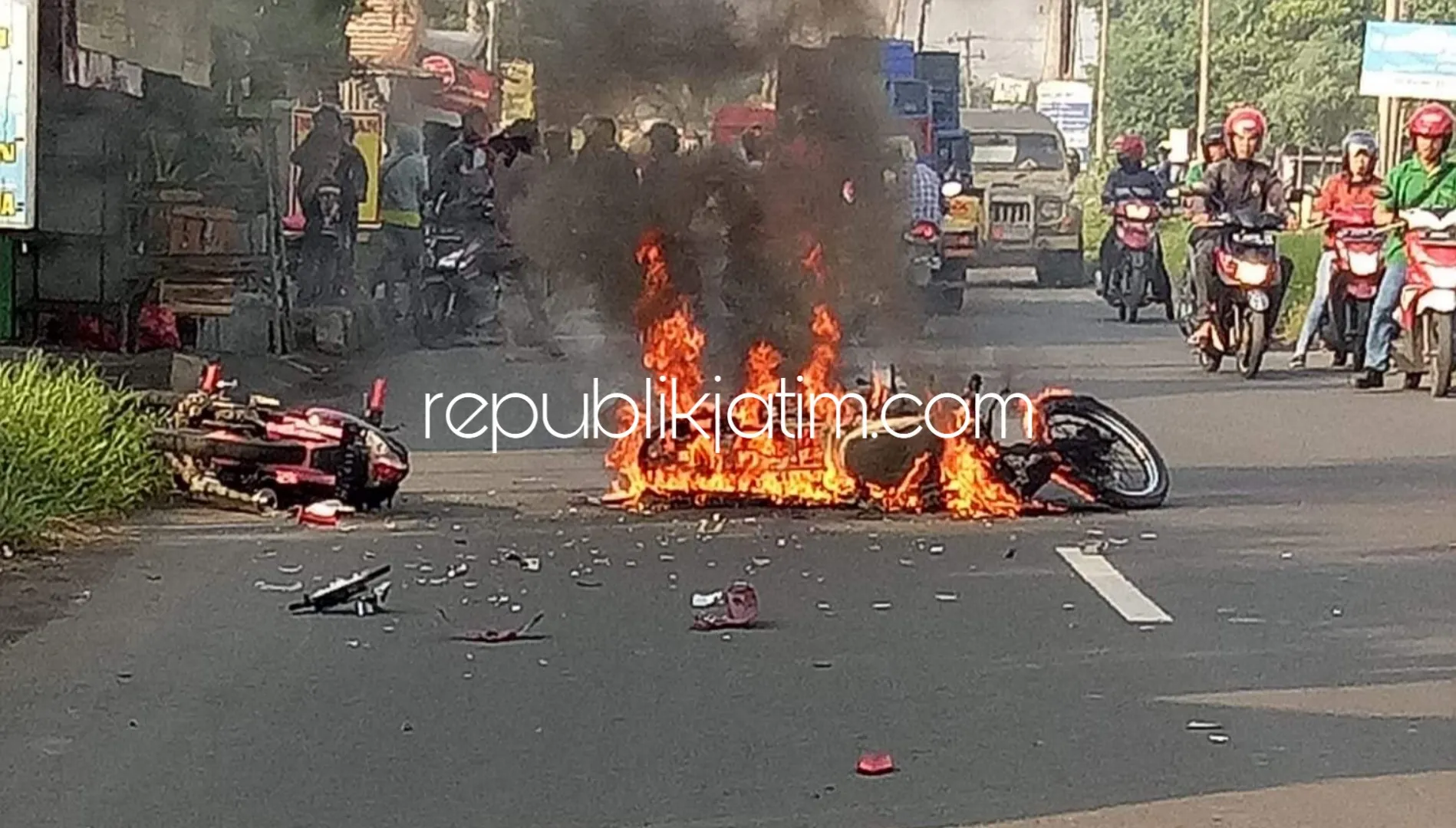 Megapro Ditabrak Satria Ludes Terbakar di Tengah Jalur Gedangan - Sukodono