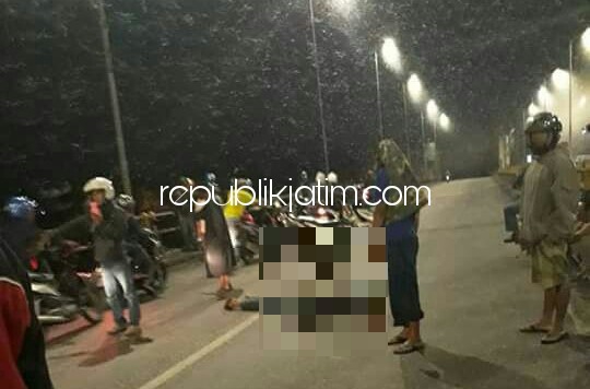TEWAS - Jenazah korban kecelakaan, Ahmad Fadli Wibosono di tengah jembatan Porong sebelum dievakuasi ke RS Bhayangkara Pusdik Gasum Porong, Senin (19/03/2018) malam.