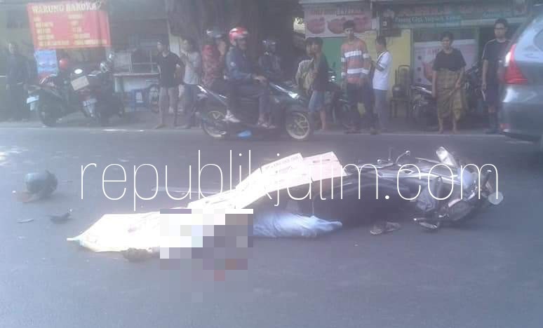 TEWAS - Susanto (51) warga Jombang tewas setelah ditabrak kendaraan di belakangnya di JL Raya Medaeng, Kecamatan Waru, Kabupaten Sidoarjo, Rabu (01/08/2018).
