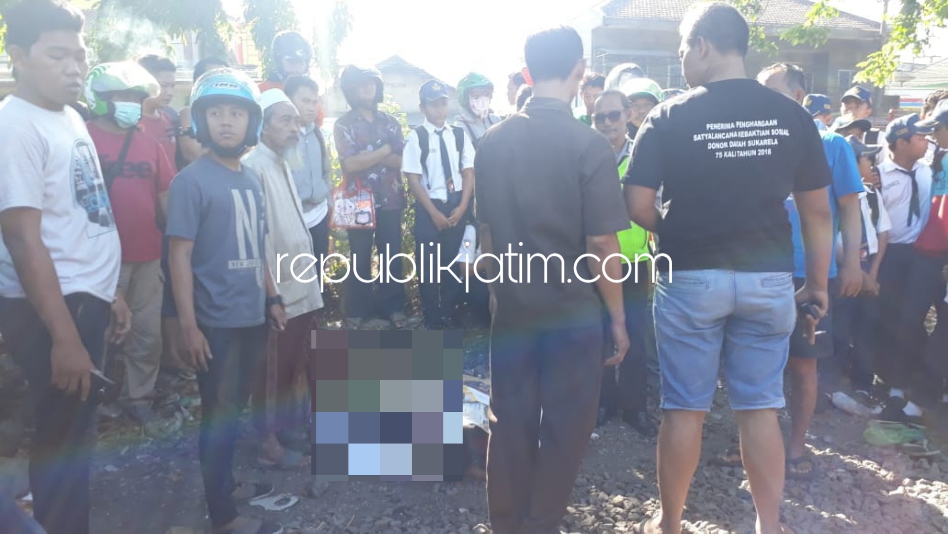 TEWAS - Mustofa (49), warga Desa/Kecamatan Kutorejo, Mojokerto tewas setelah tertabrak Kereta Api (KA) Pertamina di perlintasan KA Desa Seruni, Kecamatan Gedangan, Sidoarjo, Senin (24/09/2018).
