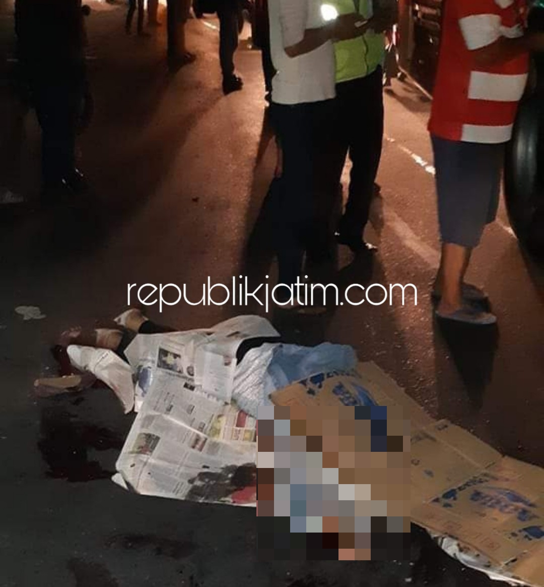 TEWAS - Pengendara motor Honda Grand bernopol L 2801 VH, Gilbert Ronald (64) warga Kelurahan Kupang Krajan, Sawahan, Surabaya tewas di JL Raya Desa Kletek, Kecamatan Taman, Sidoarjo, Jumat (09/11/2018) malam.