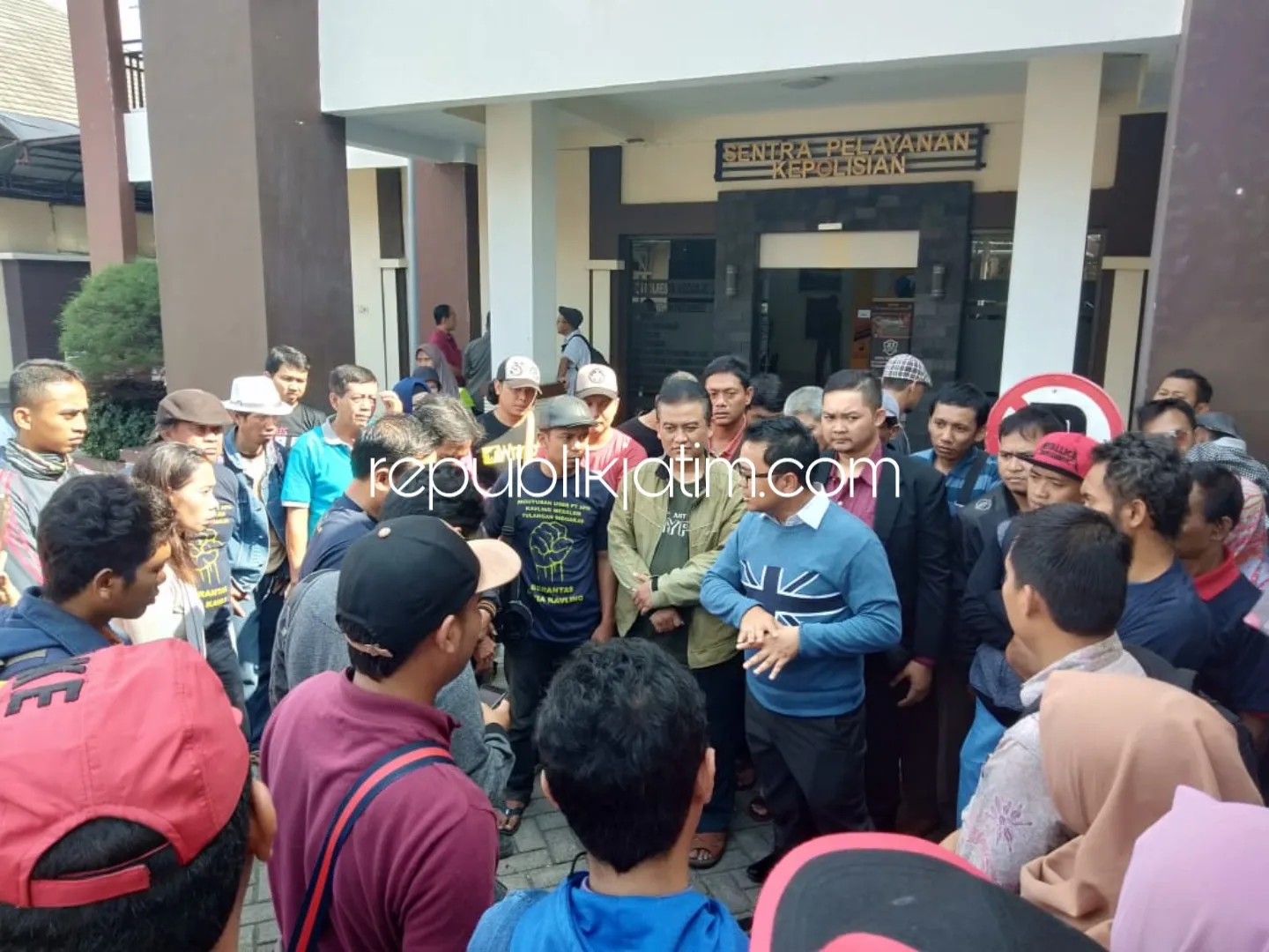 LURUK POLRESTA - Puluhan pembeli tanah kavling meluruk SPKT Polresta Sidoarjo bersama kuasa hukumnya menanyakan kasus dugaan penipuan pengembang tanah kavling yang tak kunjung ada perkembangan, Rabu (20/03/2019) sore.