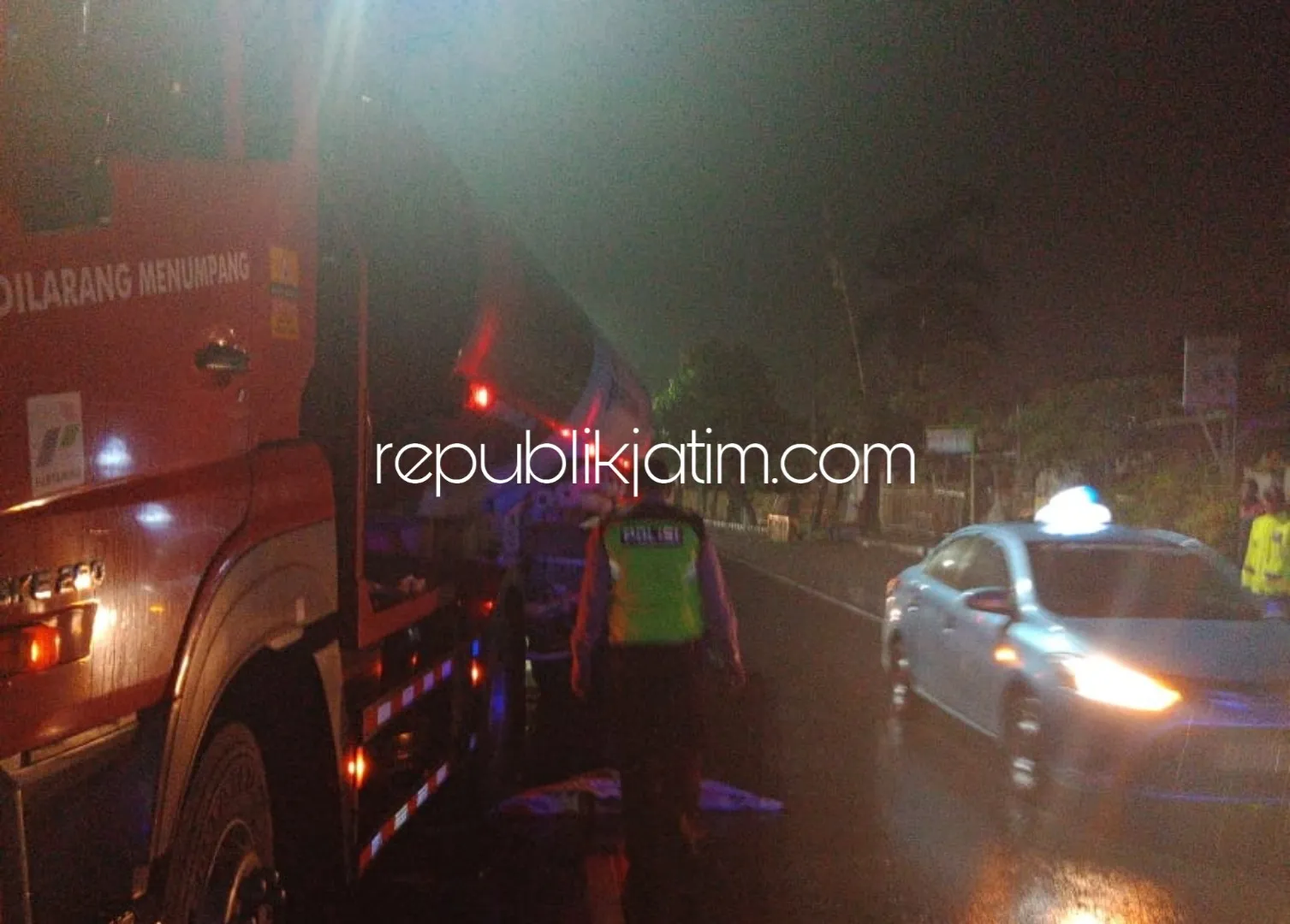 Diduga Motor Selip, Ibu-Ibu Asal Kediri Tewas Tertabrak Truk di Buduran
