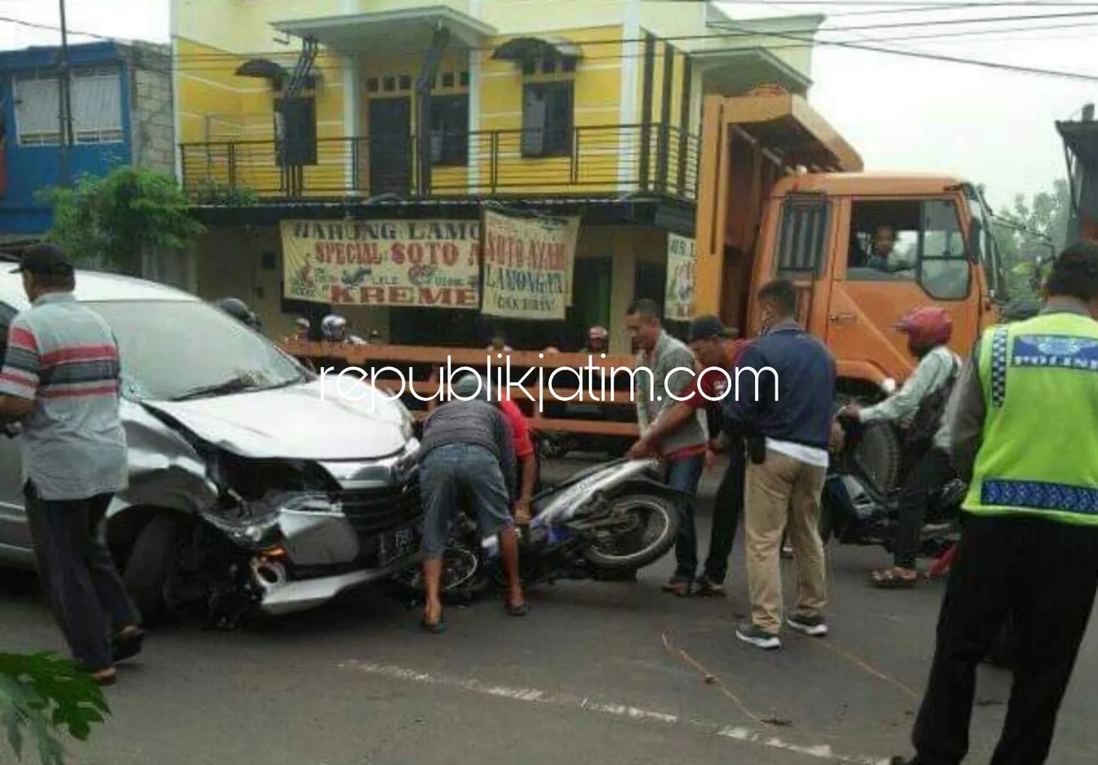 Avanza Dikendarai Anak Dibawah Umur Tabrak 3 Motor, 4 Terluka