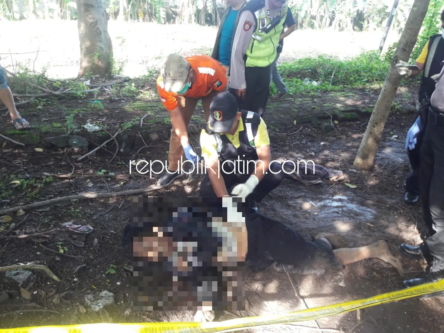 Mayat Pria Misterius Tergeletak di Taman Tepi Sungai MAN Sidoarjo