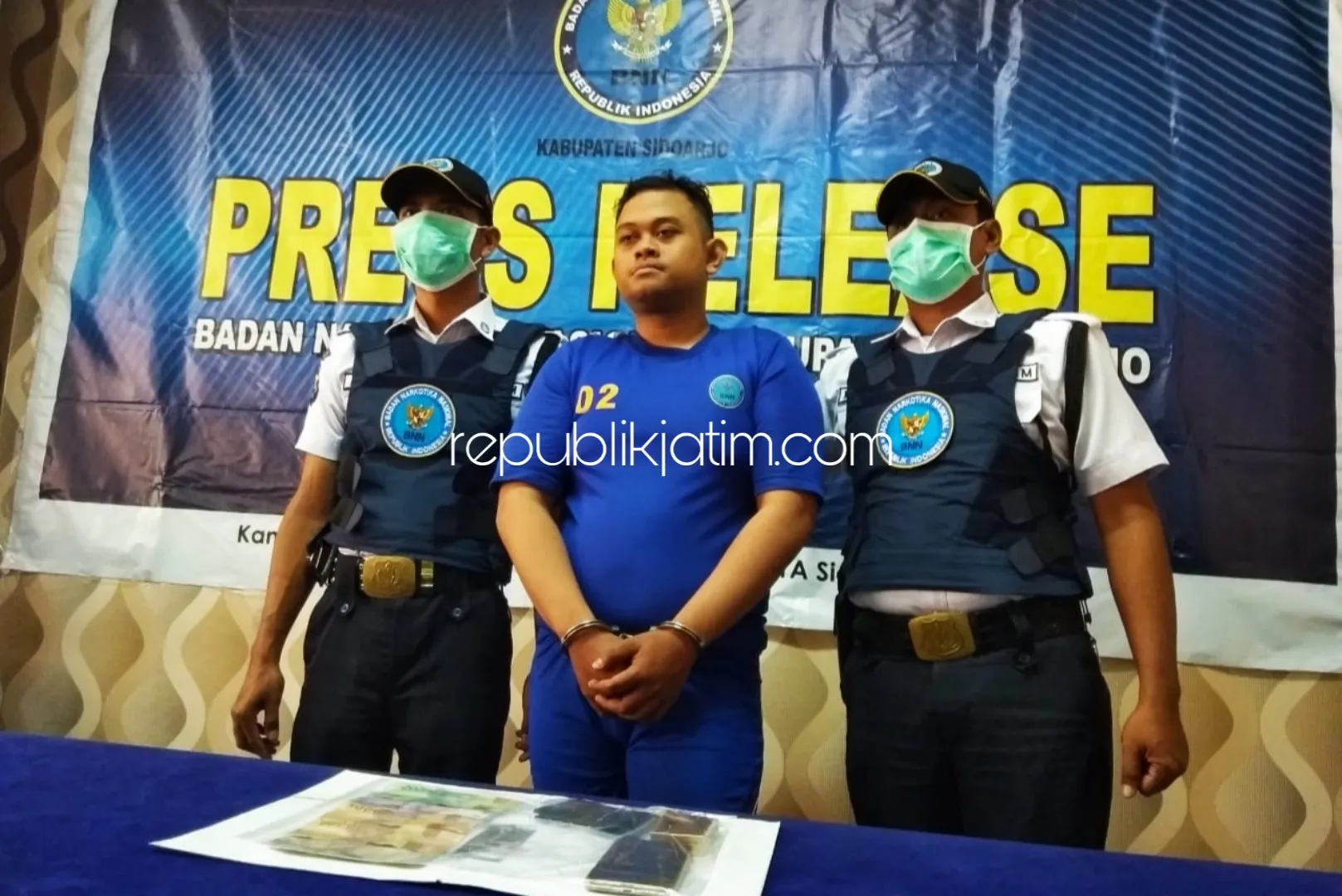 DIRINGKUS - BNN Sidoarjo menangkap mahasiswa asal Malang, Surya Slamet Kusumo (23) di VIP Room 31 Karaoke X2 Sidoarjo beserta barang bukti sabu-sabu 0,52 gram, Senin (29/04/2019).