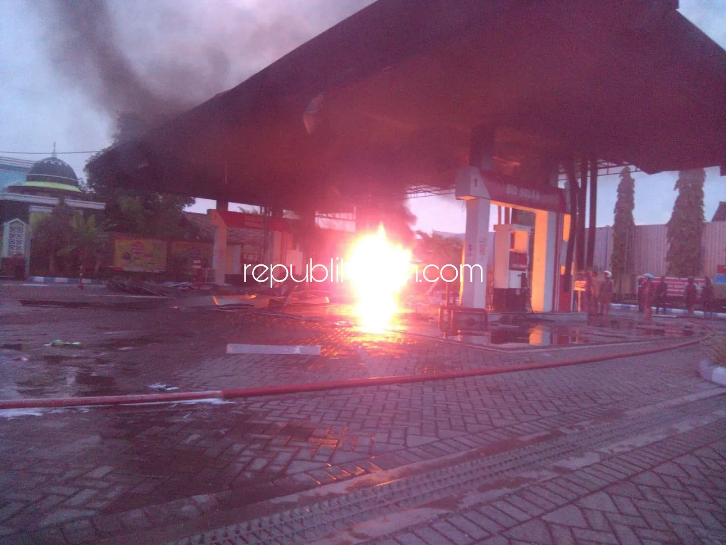 SPBU di Ponorogo Mendadak Terbakar Bersama Sebuah Mobil yang Isi BBM