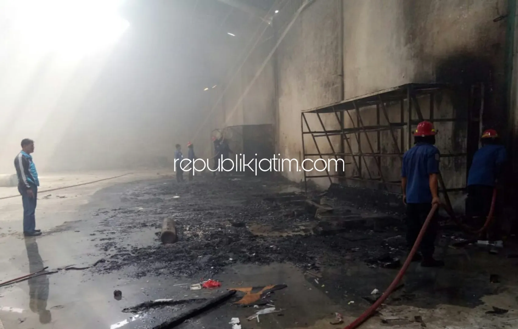 TERBAKAR - Gudang PT Pusaka Desa Keboananom, Kecamatan Gedangan, Sidoarjo terbakar yang diduga berasal dari percikan api las yang mengenai tinner, Selasa (02/07/2019).