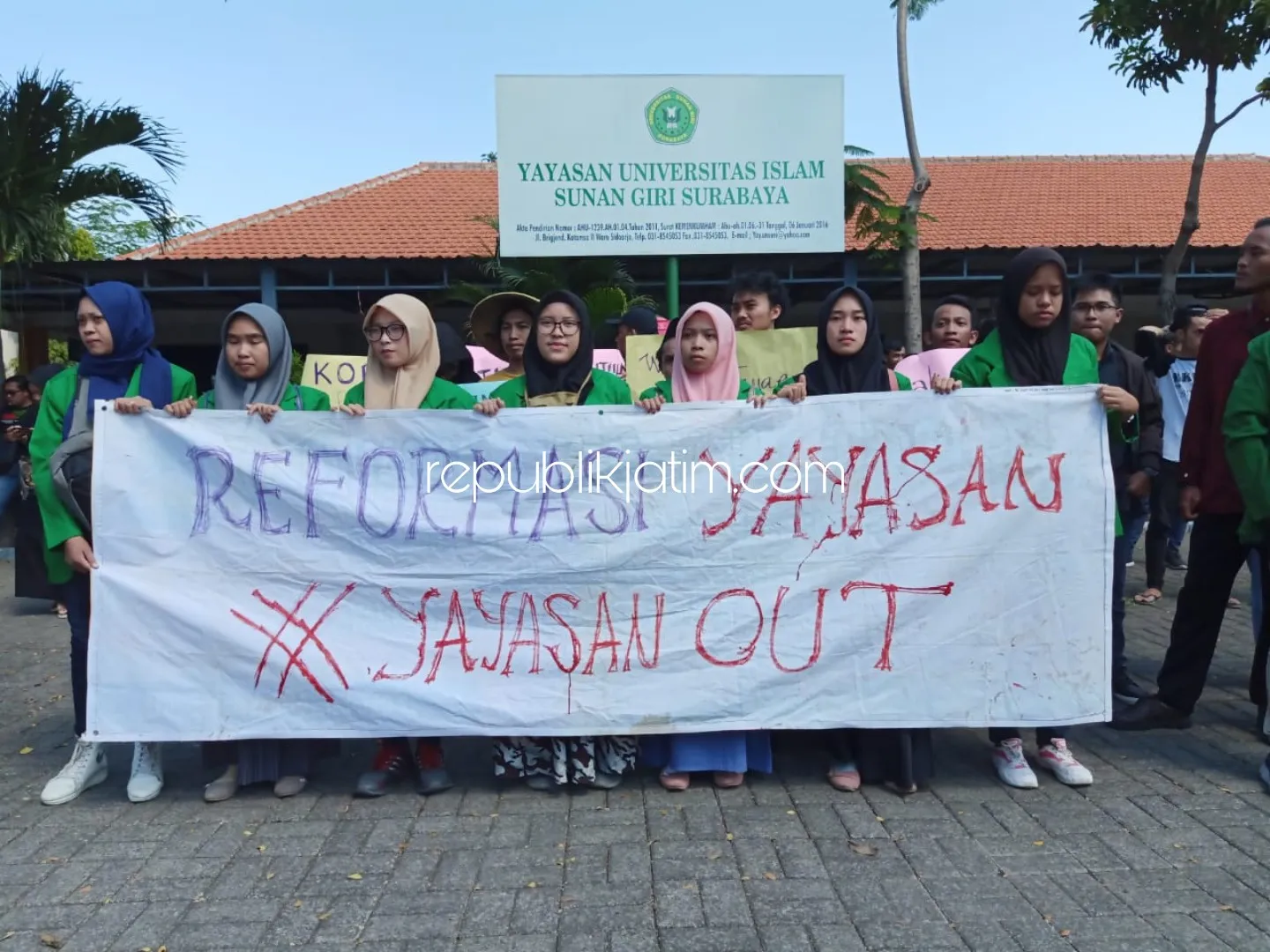 Tak Ditemui, Demo Mahasiswa Unsuri Segel Yayasan