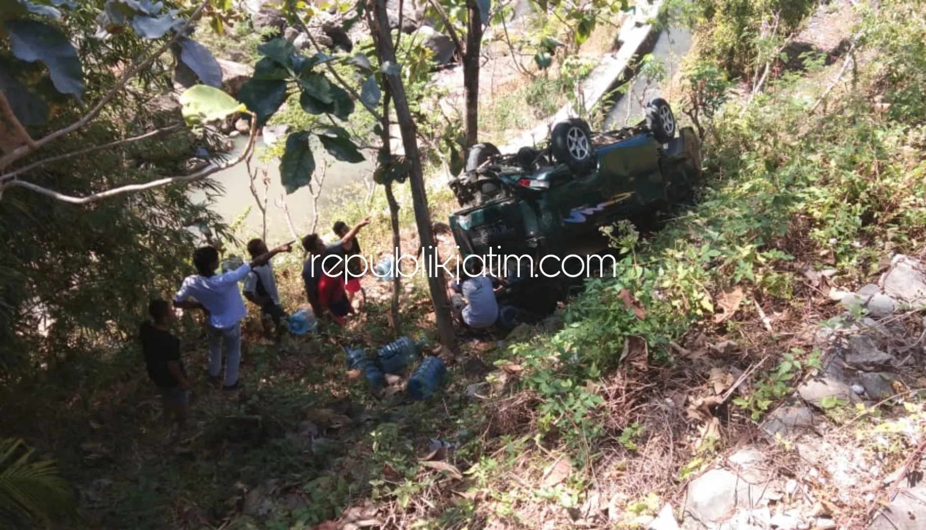 TERJUN - Mobil Suzuki Carry bernopol AE 1418 SR terjun bebas ke dalam jurang di pinggiran JL Desa Bedoho, Kecamatan Sooko, Ponorogo, Senin (08/07/2019).