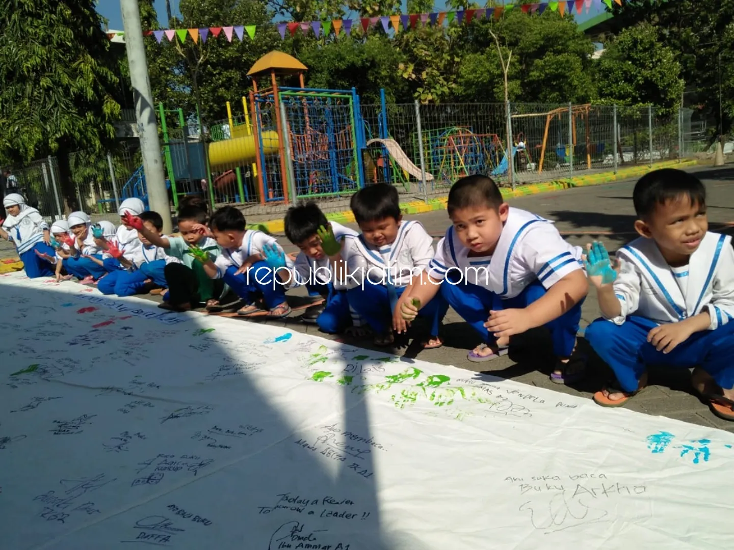 Masuk Sekolah Pertama, Siswa KB-TK Al Muslim Bikin Finger Painting