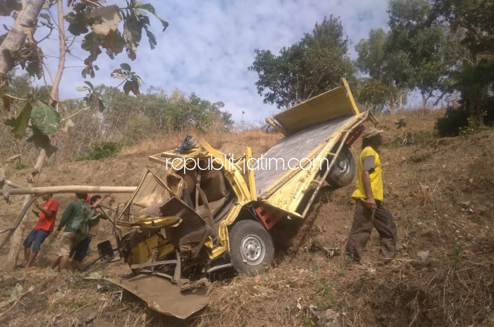 Truk Material Proyek, Masuk Jurang 100 Meter di Jurang Bungkal Ponorogo
