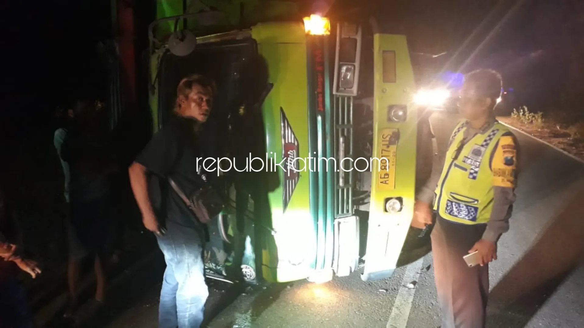 Rem Blong, Tronton Pengangkut Batu Terbalik di Jalur Ponorogo - Pacitan