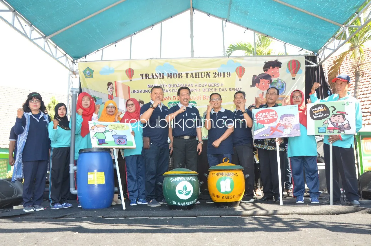 Road Show Trash Mob DLHK Sidoarjo Sisir Sekolah Pinggir Sungai