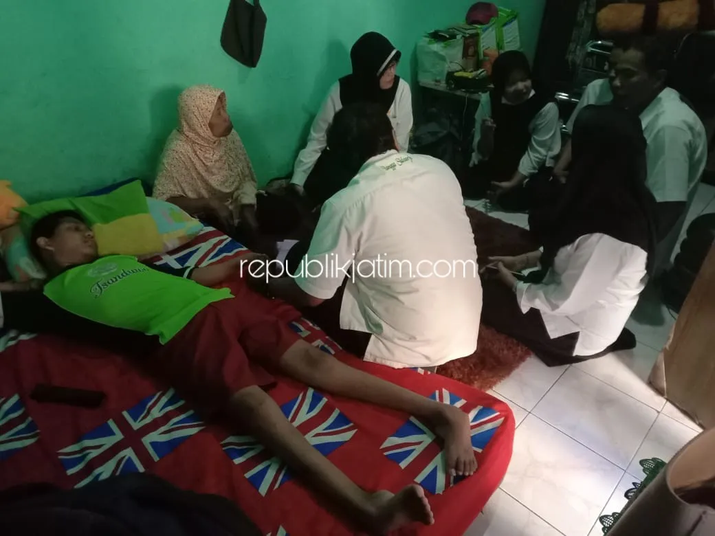 Dimas Satria Harus Jalani Fisioterapi Tim Home Care RSUD Sidoarjo