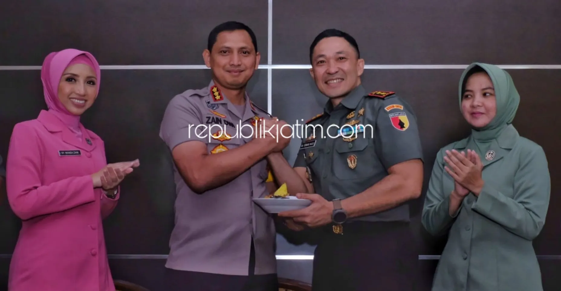 HUT TNI Ke-74, Kapolresta Sidoarjo Bawakan Tumpeng untuk Dandim 0816 Sidoarjo