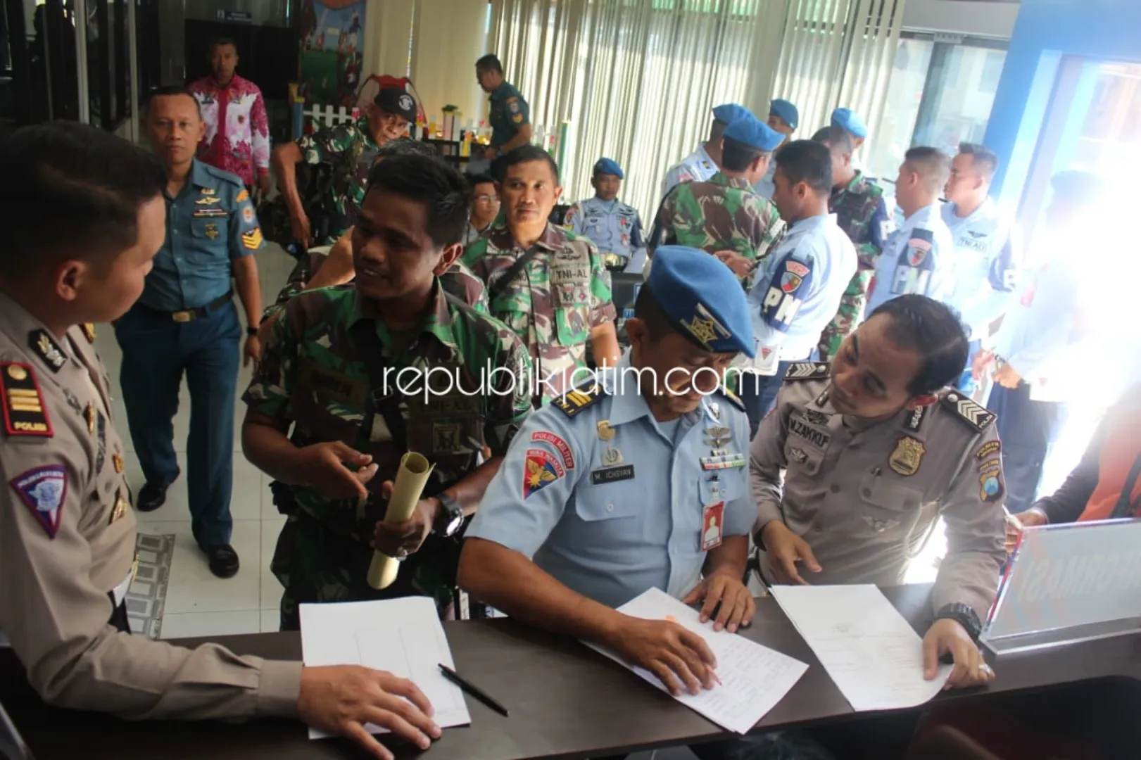 HUT TNI, Polresta Sidoarjo Gratiskan Perpanjangan SIM Ratusan Anggota TNI