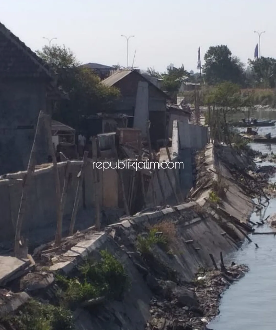 Usia 2 Minggu, Proyek Plengsengan Sungai Segorotambak Bernilai Ratusan Juta Ambrol