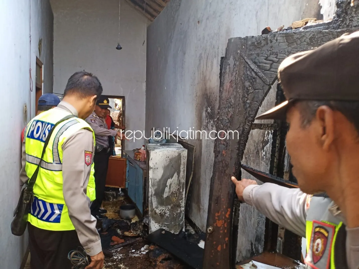 Diduga Konsleting Kabel Kulkas, Rumah Warga Ponorogo Terbakar