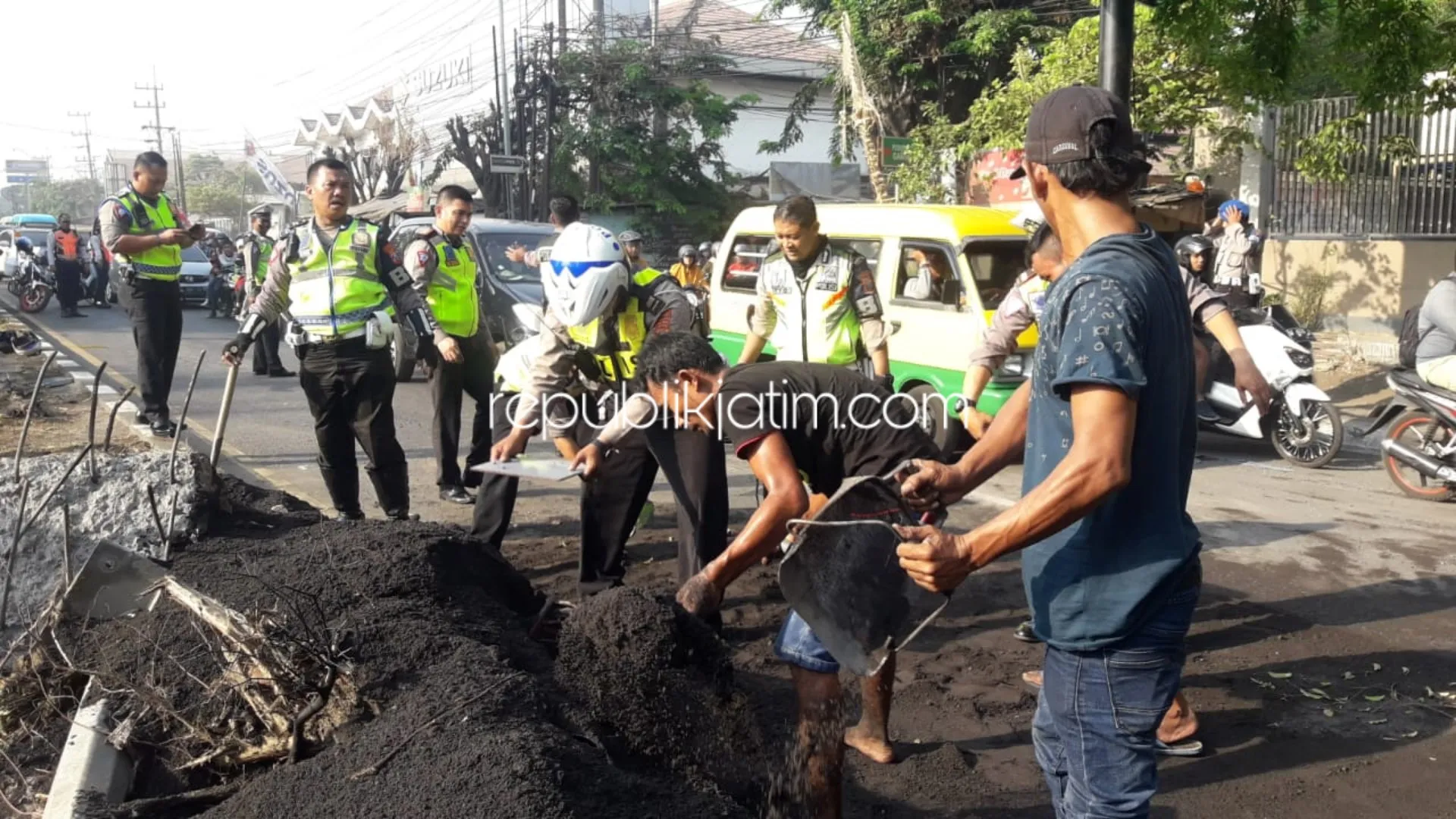 Kasat Lantas Polresta Sidoarjo Pimpin Evakuasi Truk Muatan Pasir Terguling di Buduran
