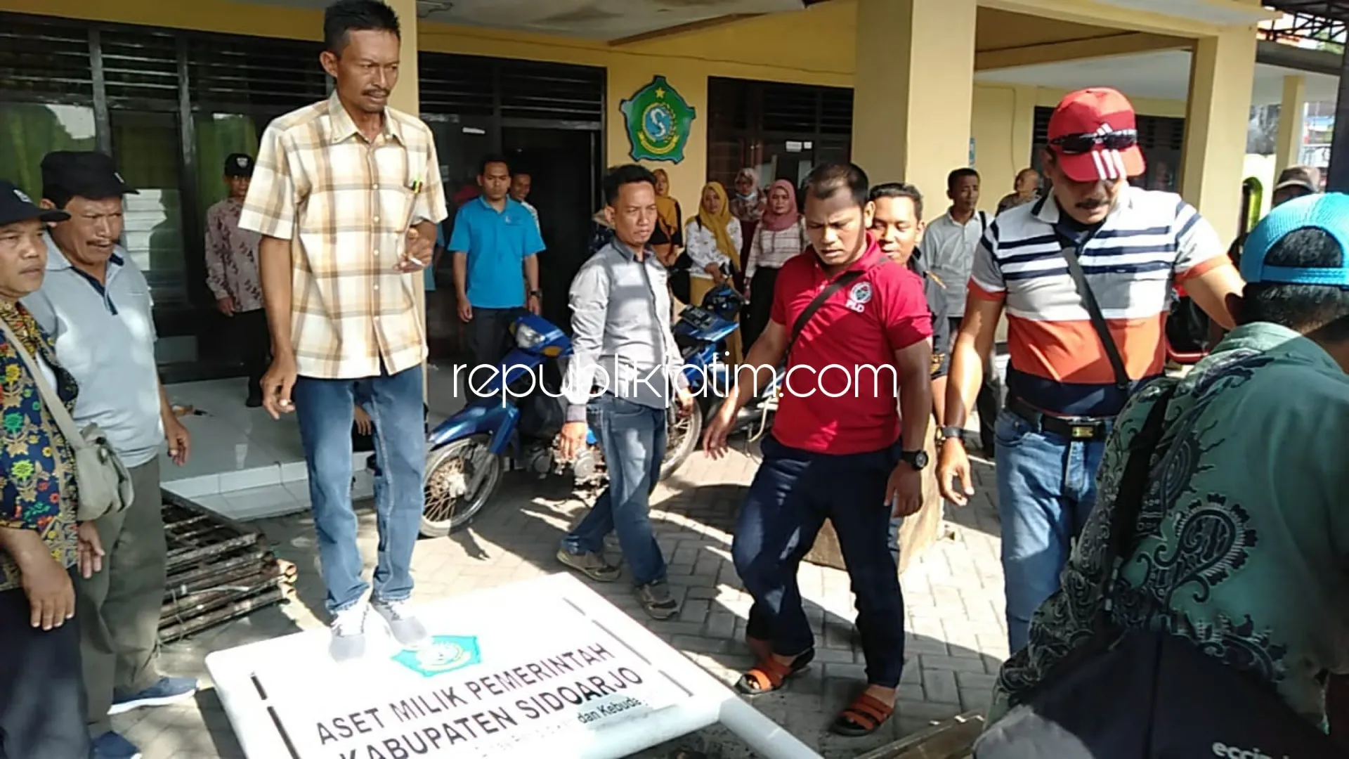 Diklaim Pemkab Sidoarjo, Warga Protes Robohkan Papan Aset Kepemilikan