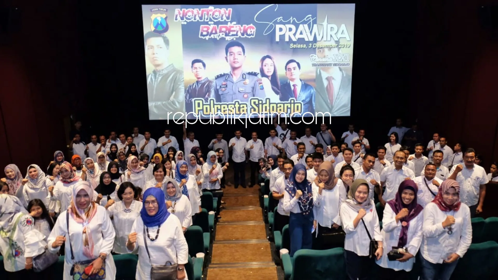 Kapolresta Sidoarjo Nobar Film Sang Prawira bersama Masyarakat dan Pelajar